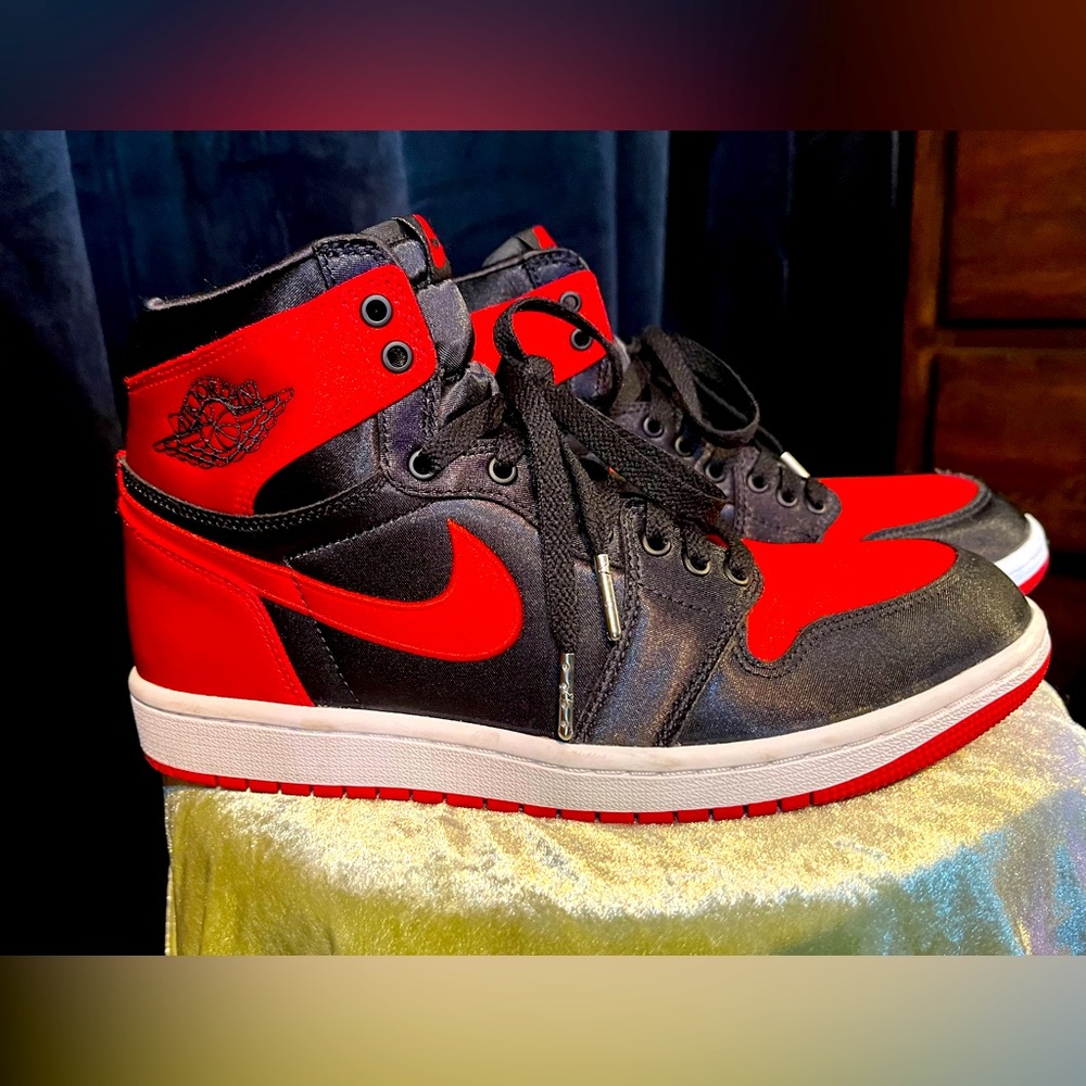 Women’s Air Jordan 1 Retro High OG 'Satin Bred' - Size 9